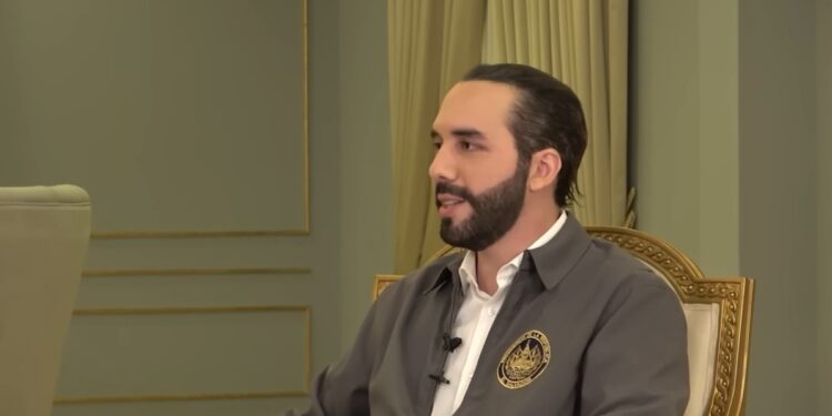 El presidente Bukele desafía las críticas y demuestra lo que puede lograr la inversión en bitcoin. Captura de pantalla – Fuente: @encortinasconluisitoyberth1987/Youtube.