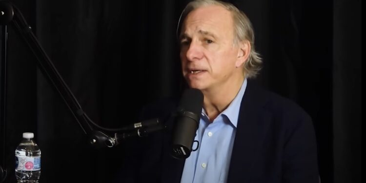 El multimillonario Ray Dalio habla sobre los riesgos de la deuda global. Captura de Pantalla - Fuente: Lex Fridman/Youtube