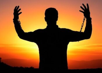 hombre ropiendo cadenas