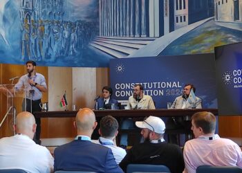 Sentados, de izquierda a derecha: Mauro Andreoli, Charles Hoskinson y Adam Rusch. Fuente: CriptoNoticias.