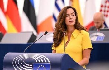 La legisladora francesa Sarah Knafo habló sobre Bitcojn ante el Parlamento Europeo. Fuente: Anadolu