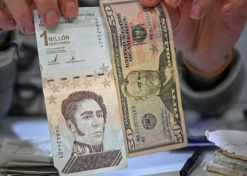 Tres de cada cuatro pagos realizados en Venezuela durante el mes de noviembre, se hicieron en bolívares. Fuente: El Comercio.