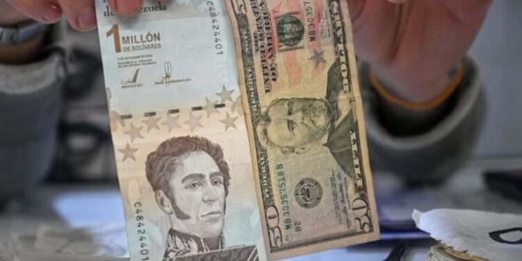 Tres de cada cuatro pagos realizados en Venezuela durante el mes de noviembre, se hicieron en bolívares. Fuente: El Comercio.