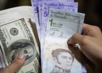 La liquidez de dólares en Venezuela podría ser hasta 10 veces mayor a la de los bolívares. Fuente: RC.
