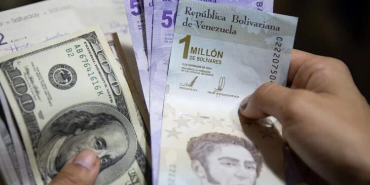 La liquidez de dólares en Venezuela podría ser hasta 10 veces mayor a la de los bolívares. Fuente: RC.