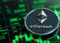 Una moneda gigante de Ethereum sobre pantallas con velas verdes.
