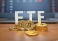 monedas de ethereum y bitcoin y las letras ETF.
