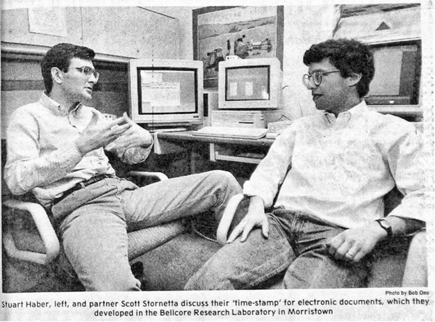 Stuart Haber y Scott Stornetta discutiendo sobre su proyecto en conjunto.