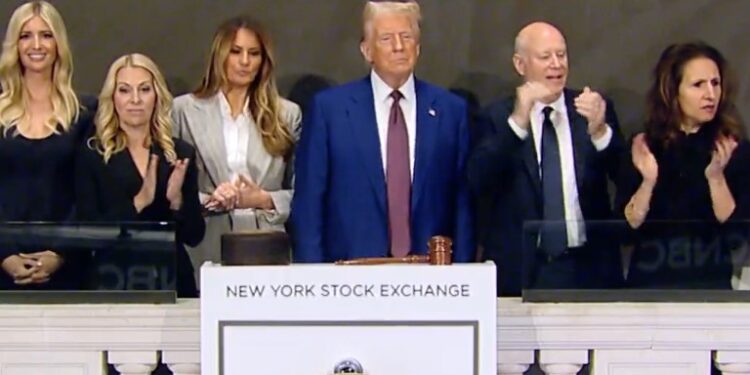 Trump fue escogido como personaje del año por la revista TIME. Fuente: NYSE.