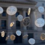 Una lluvia de criptomonedas con la fachada de un banco al fondo.
