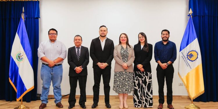 Seis personas, 4 hombres y 2 mujeres, unas al lado de la otra, posan para la foto.