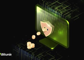 Computadora verde con escudo de seguridad y monedas.