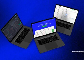 Tres laptops abiertas sobre fondo azul.