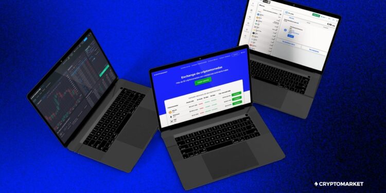 Tres laptops abiertas sobre fondo azul.