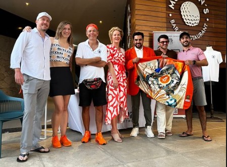 Max Keiser y Stacy Herbert, junto a representantes de Banco Azteca en un torneo de golf celebrado en El Salvador