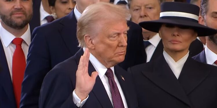 Donald Trump se convierte en el 47 presidente de los Estados Unidos. Fuente: Captura YouTube/Telemundo.