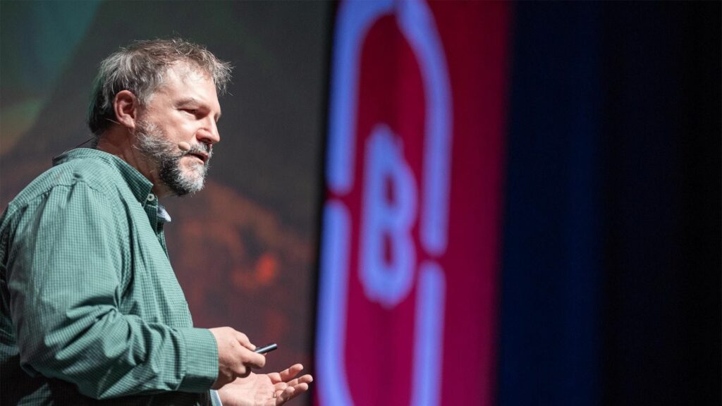 Foto de Nick Szabo dando una conferencia.