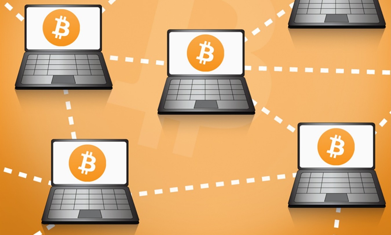Varias laptops negras con el símbolo de Bitcoin en color naranja en pantalla con líneas punteadas entre ellas mostrando interconexión.