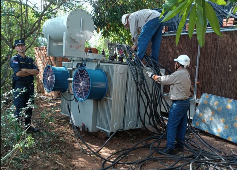 Operativo donde desconectan tomas de corriente ilegales en Paraguay