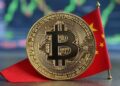 Bandera de China junto a un bitcoin