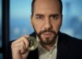 Nayib Bukele, presidente de El Salvador, sostiene una moneda de bitcoin en su mano.
