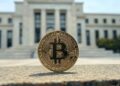 Moneda de bitcoin delante del edificio de la Fed.