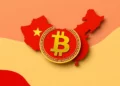 El mapa de China con una B de Bitcoin gigante sobre él.