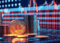 moneda de bitcoin entre monedas apiladas sobre pantala con graficos de mercado de criptomonedas con grafico de precio proyectado en pantalla de fondo con bandera de los estados unidos superpuesta