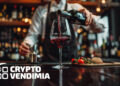 Primer plano de un camarero sirviendo vino tinto en una copa en la barra de un restaurante con el logo de cryptoVendimia superpuesto