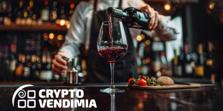 Primer plano de un camarero sirviendo vino tinto en una copa en la barra de un restaurante con el logo de cryptoVendimia superpuesto