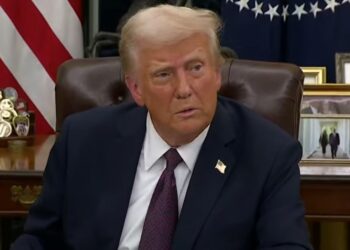 Antes de arribar a la Casa Blanca, Trump firmó un primer paquete de 10 órdenes ejecutivas. Fuente: YouTube.
