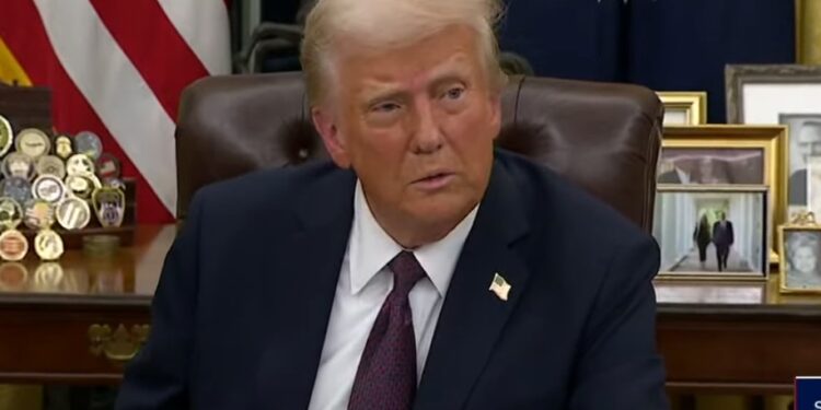 Antes de arribar a la Casa Blanca, Trump firmó un primer paquete de 10 órdenes ejecutivas. Fuente: YouTube.