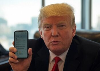 Donald Trump con una wallet móvil