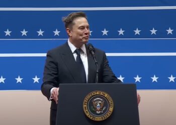 Elon Musk anuncia su intención de investigar el caso de Roger Ver, mientras la comunidad de criptomonedas sigue de cerca los desarrollos legales y políticos que podrían marcar el inicio de una nueva era regulatoria en EE. UU. Fuente: Captura de pantalla – Youtube @fox4news