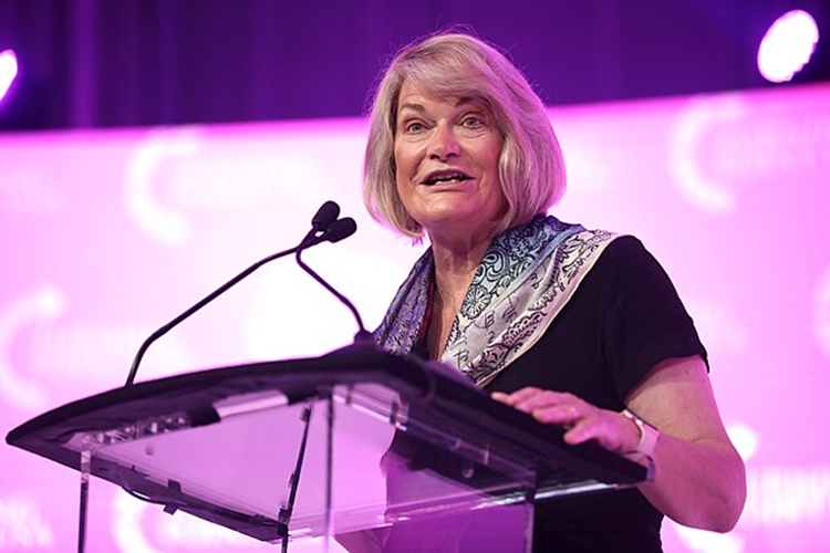 La senadora Chynthia Lummis en una conferencia en 2021.