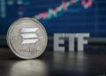 moneda de solana con las letras ETF al lado.