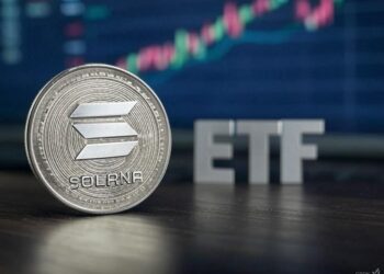 moneda de solana con las letras ETF al lado.