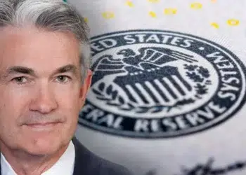 Hay un choque entre Donald Trump y el presidente de la Fed, Jerome Powell. Composición por CriptoNoticias. Fuentes: alex / stock.adobe.com ; es.wikipedia.org .