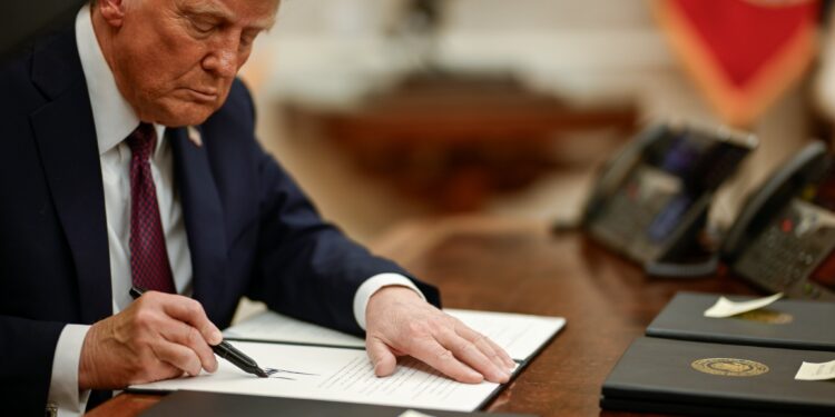 Donald Trump firmó una orden ejecutiva para crear una reserva de activos digitales. Fuente: @WhiteHouse.