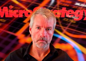 MicroStrategy es la empresa que posee más cantidad de bitcoin. Composición por CriptoNoticias. Fuente: James Thew / stock.adobe.com ; Microstrategy.