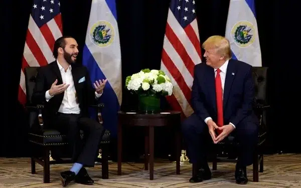 Donald Trump y Nayib Bukele mantuvieron una conversación el día jueves. Fuente: AP photo by Evan Vucci.