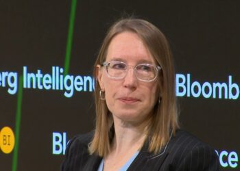 En una entrevista reveladora, Hester Peirce hace mención al enfoque de la SEC sobre las memecoins y el futuro de la regulación de criptoactivos. Fuente: Captura de pantalla – Youtube @Bloomberg_Live.