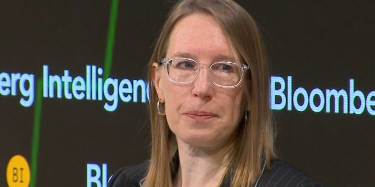 En una entrevista reveladora, Hester Peirce hace mención al enfoque de la SEC sobre las memecoins y el futuro de la regulación de criptoactivos. Fuente: Captura de pantalla – Youtube @Bloomberg_Live.