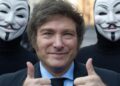 Javier Milei y hombres enmascarados