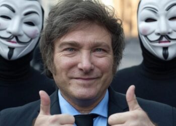 Javier Milei y hombres enmascarados