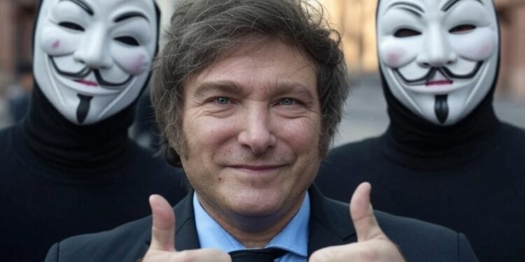 Javier Milei y hombres enmascarados