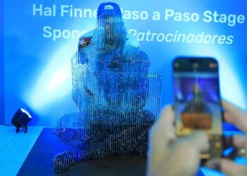 Satoshi Nakamoto ahora tiene su propia estatua en El Salvador. Fuente: Noticiero El Salvador.