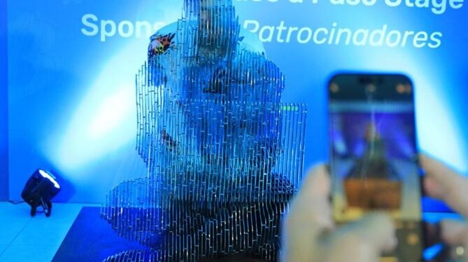 Satoshi Nakamoto ahora tiene su propia estatua en El Salvador. Fuente: Noticiero El Salvador.