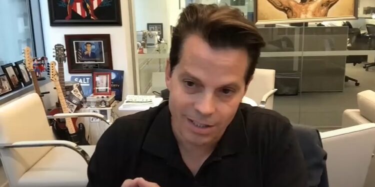 Scaramucci opina sobre la memecoin TRUMP y cuándo entrarán en marcha regulaciones más positivas en el sector de las criptomonedas. Fuente: Captura de pantalla – Youtube @therealanthonyscaramucci