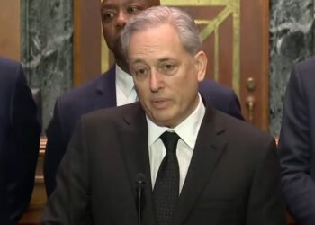 Sacks dio su primera rueda de prensa como parte del gobierno de Trump. Fuente: YouTube.